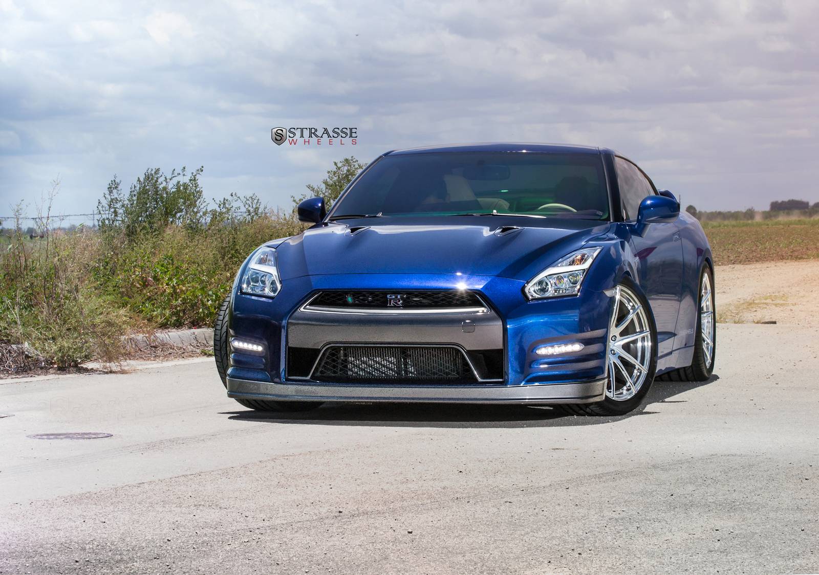 Синий Nissan GT-R на алюминиевых дисках Strasse Wheels